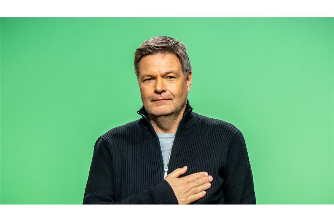 Grüne wollen Böllerverbot und 15 Euro Mindestlohn Die Grünen haben Robert Habeck im November zu ihrem Kanzlerkandidaten gemacht. Bei ihrem Programmparteitag in Berlin gibt es - verglichen mit den frühen Jahren der Partei - wenige kontroverse Debatten.