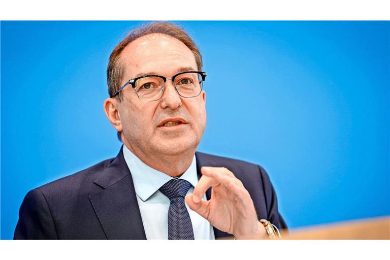 Die Grünen machen Bundesinnenminister Alexander Dobrindt (CSU) für den „Dominoeffekt“ verantwortlich (Archivbild).