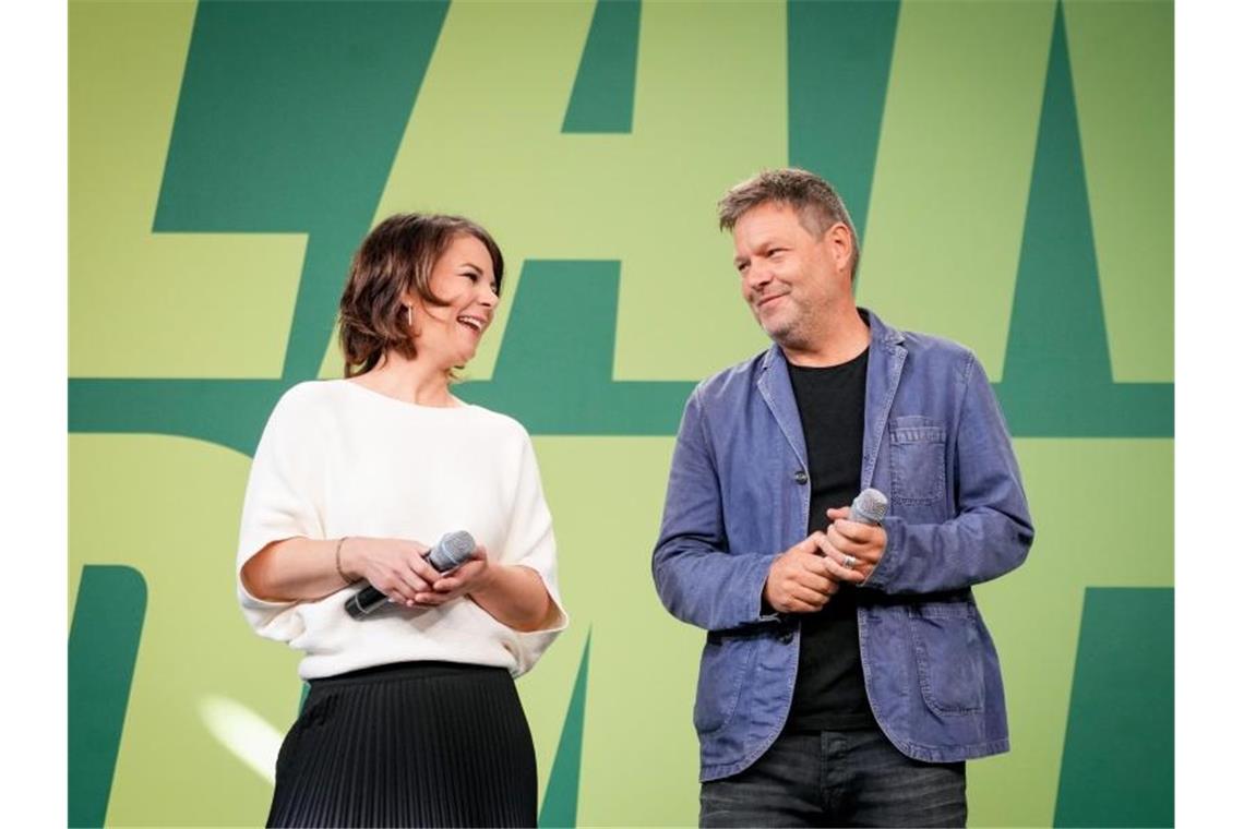 Grüne mit wenig Selbstkritik auf Regierungskurs Die Grünen-Parteivorsitzenden Annalena Baerbock und Robert Habeck treten bei einem Kleinen Parteitag auf. Foto: Kay Nietfeld/dpa