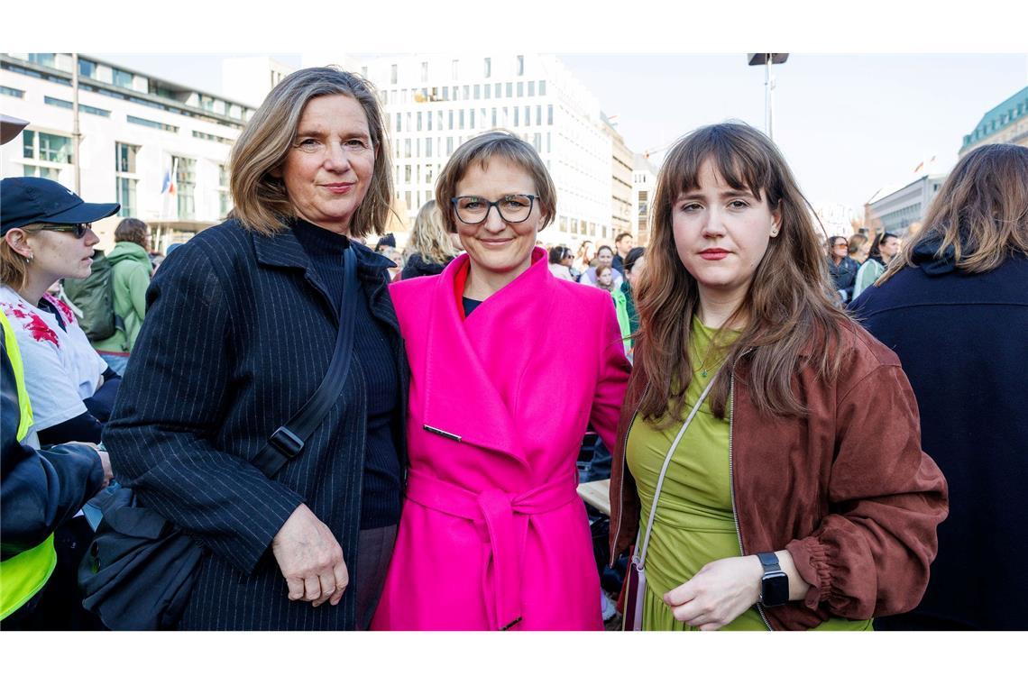 Die Grünen-Politikerinnen Katrin Göring-Eckardt, Franziska Brantner und Ricarda Lang (l-r) waren ebenfalls am Brandenburger Tor.