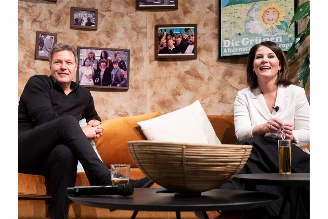 „Wir können Wunder bewirken“: Grüne versprühen Optimismus Die Grünen-Spitze Robert Habeck und Annalena Baerbock. Foto: Kay Nietfeld/dpa
