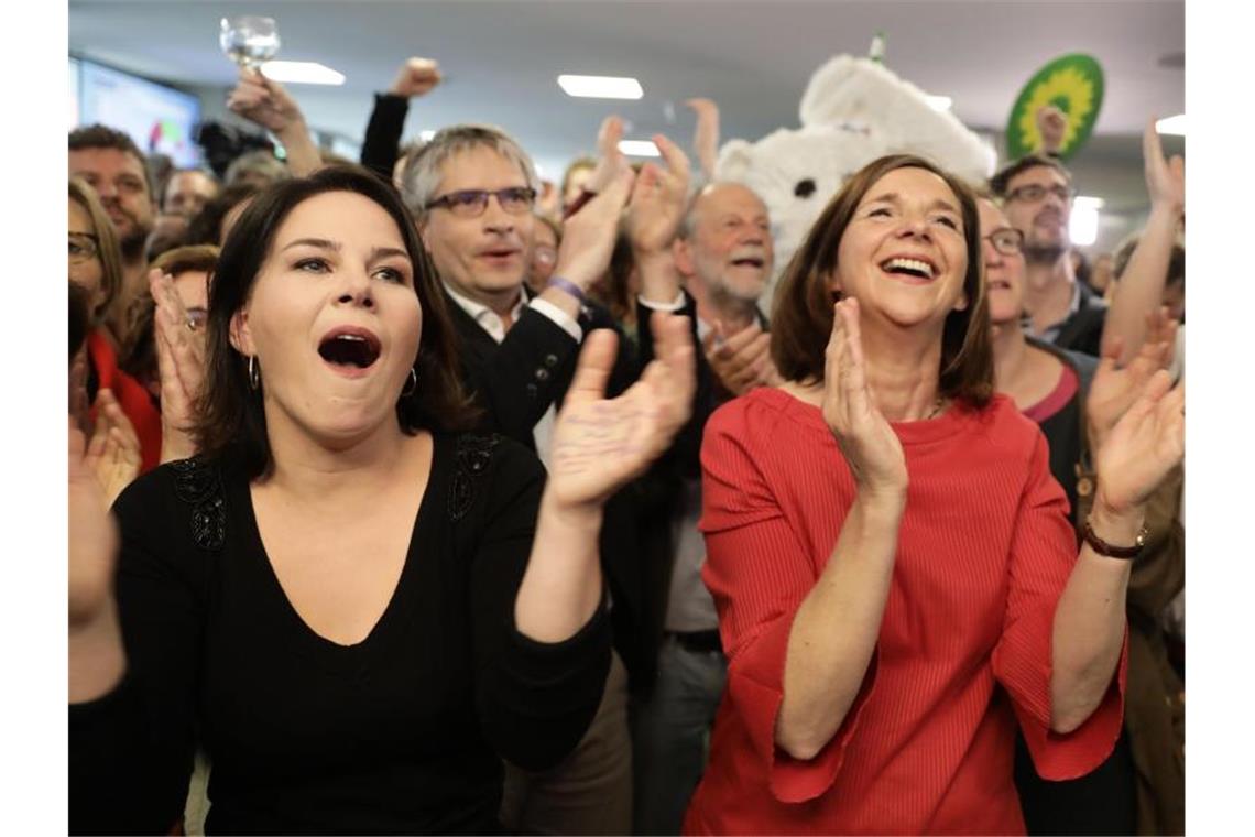Die Grünen-Vorsitzende Annalena Baerbock (l.) und Fraktionschefin Katrin Göring-Eckard jubeln nach der Bekanngabe der ersten Prognose für die Europawahl. Die Grünen kletterten in einer aktuellen Umfrage auf den Rekordwert von 26 Prozent. Foto: Kay Nietfeld