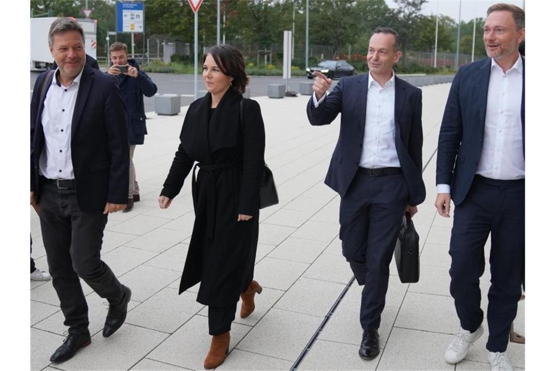 Lange Sitzung der Ampel-Verhandler SPD, Grüne und FDP Die Grünen-Vorsitzenden Robert Habeck (l.) und Annalena Baerbock sowie der FDP- Bundesvorsitzende Volker Wissing und FDP-Chef Christian Lindner (r.) auf dem Weg zu neuen Sondierungsgesprächen. Foto: Kay Nietfeld/dpa