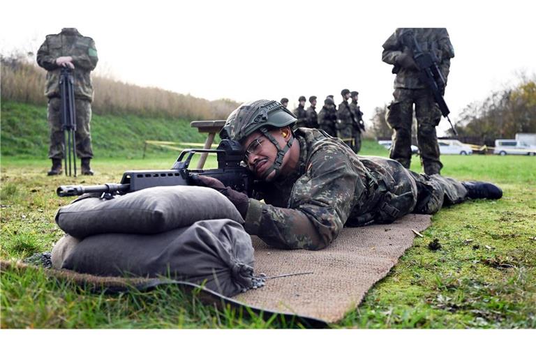 Die Grünen wollen Musterungen für junge Männer verpflichtend machen. (Archivbild)