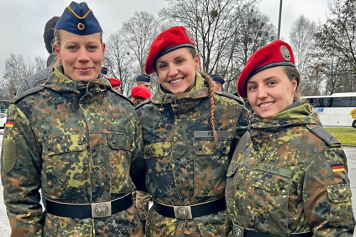 Die Grundausbildung bei der Bundeswehr hat Emelie Petz (Mitte) gut bewältigt. Nun hofft die 19-Jährige ihr Können demnächst auch als Turnerin wieder zeigen zu können. Foto: privat
