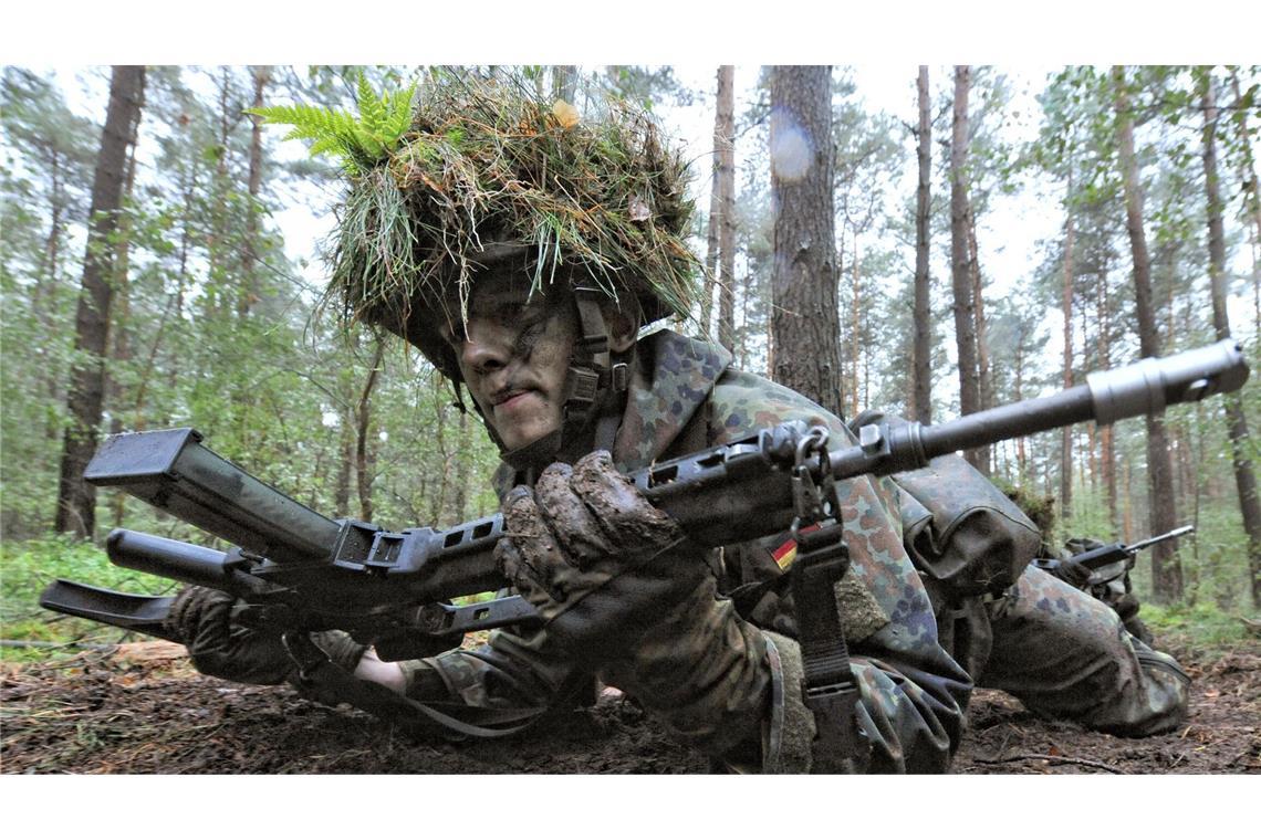 Die Grundausbildung bei der Bundeswehr ist kein Zuckerschlecken. Doch will Europa wirklich wehrhaft werden, gehört auch das Trainieren mit Waffen dazu.