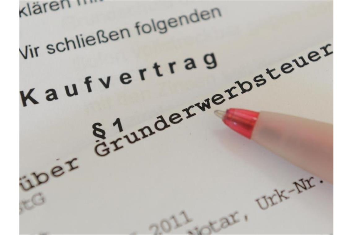 Immobilienwirtschaft kritisiert hohe Grunderwerbsteuern Die Grunderwerbsteuer wird seit 2006 von den Bundesländern erhoben. Seitdem haben fast alle den Steuersatz erhöht. Foto: Franziska Kraufmann/dpa