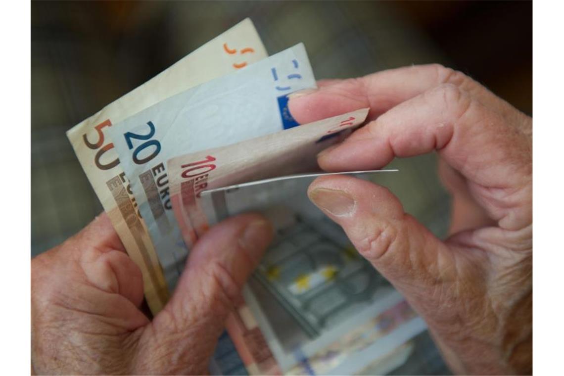 CDU-Spitze pocht bei Grundrente auf Vermögensprüfung Die Grundrente soll vollständig aus Steuermitteln finanziert werden. Foto: Marijan Murat/dpa
