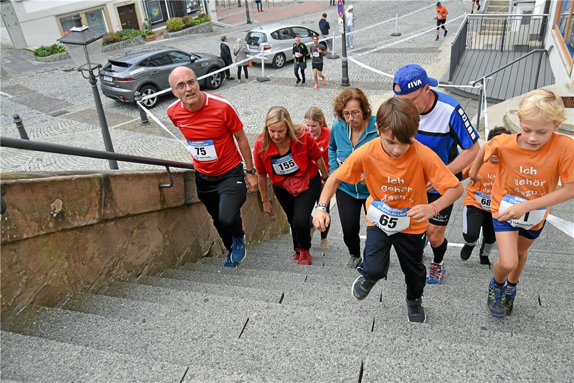 Die Grundschüler aus Sachsenweiler in den orangenen Shirts beim Stäffeleslauf de...