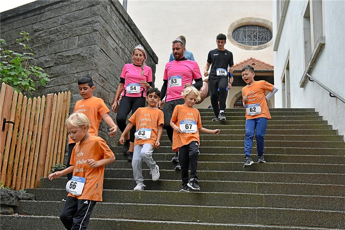 Die Grundschüler aus Sachsenweiler in den orangenen Shirts beim Stäffeleslauf de...
