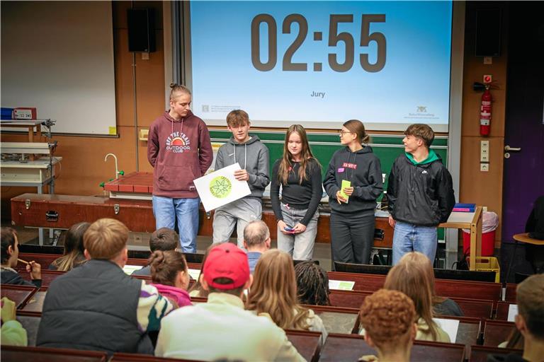 Die Gruppe 9, „Greenseal“, bekommt den Sonderpreis für die nachhaltigste Idee – einen aus ökologisch abbaubaren Materialien gefertigten Kronkorken. Foto: Alexander Becher