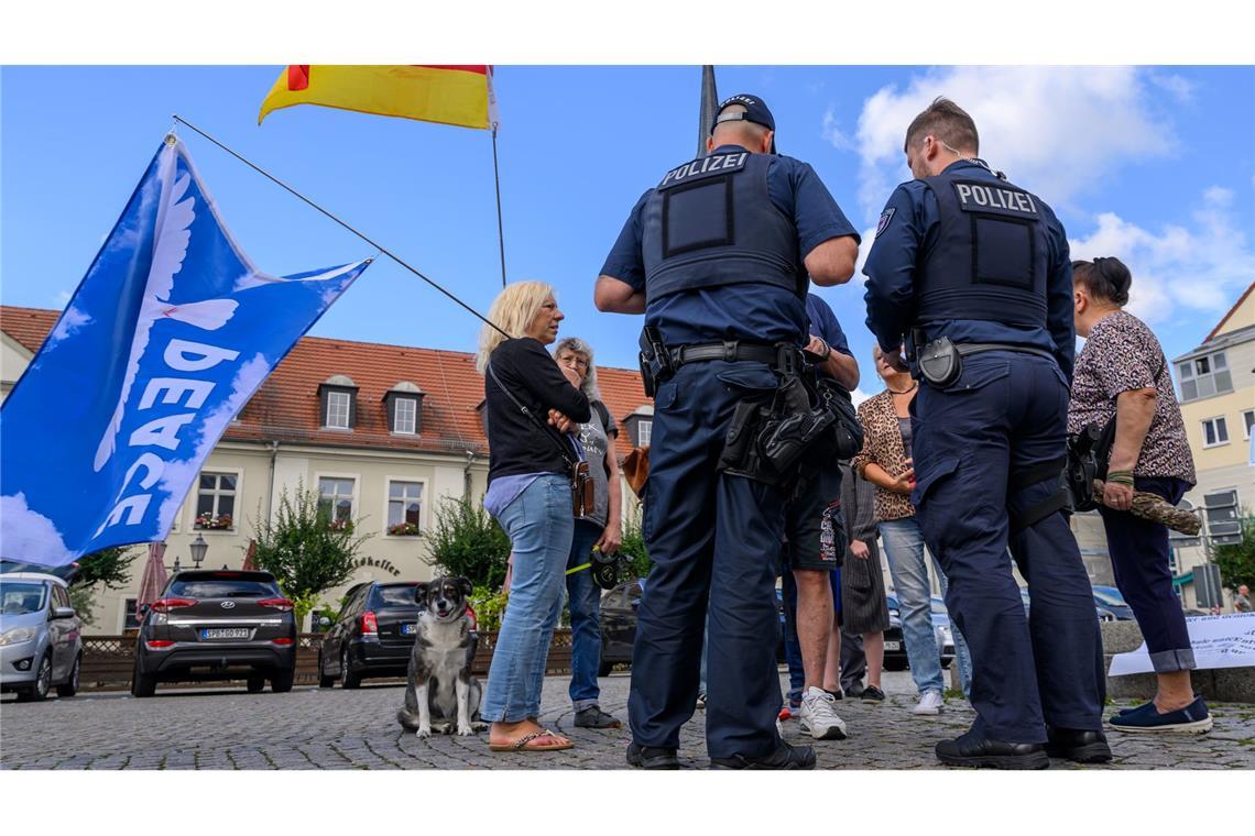 Rechte Umtriebe: Ein Hilferuf aus Brandenburg und die Folgen Die Gruppe der Demonstranten ist überschaubar.