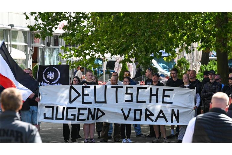 Die Gruppe "Deutsche Jugend Voran" wird von der Bundesregierung als Beispiel für eine junge, rechtsextreme Gruppierung genannt. (Archivbild)
