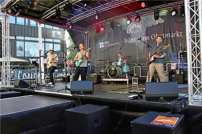 Die Gruppe Dumon sorgt mit Startnummer 1 gleich für prächtige Stimmung.Foto: Tobias Sellmaier