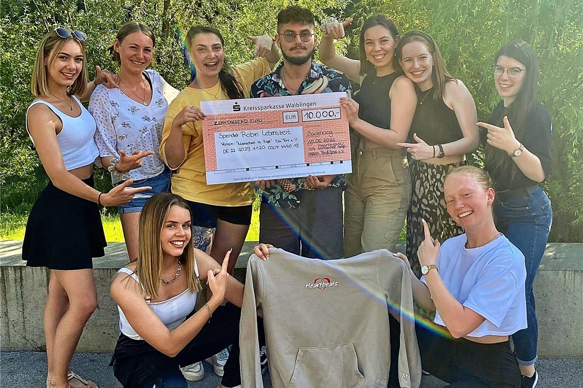 Die Gruppe Heartbeats übergibt den Scheck an Robin Schmetzer. Von links (hinten) nach rechts: Sophie Mildenberger, Laura Trefz, Marie Brießmann, Robin Schmetzer, Lina Gassman, Kaja Wurst, Isabel Nunes sowie Lena Arweiler (vorne) und Anna Wurst.  Foto: privat