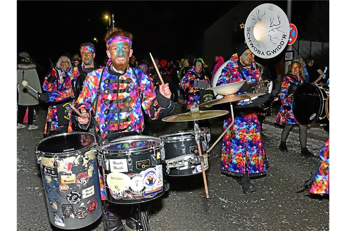 Die Guggamusiker Schwoba Gwidd´r aus Oberkochen machen mächtig Party. Nachtumzug...