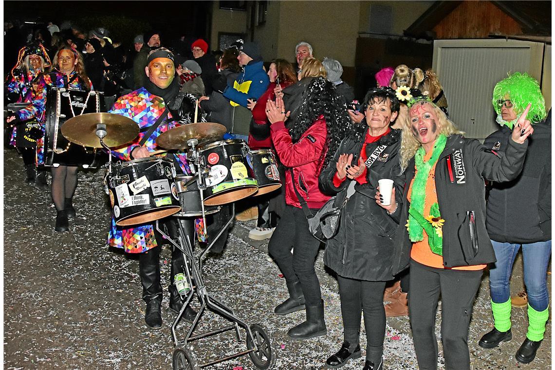 Die Guggamusiker Schwoba Gwidd´r aus Oberkochen machen mächtig Party. Nachtumzug...