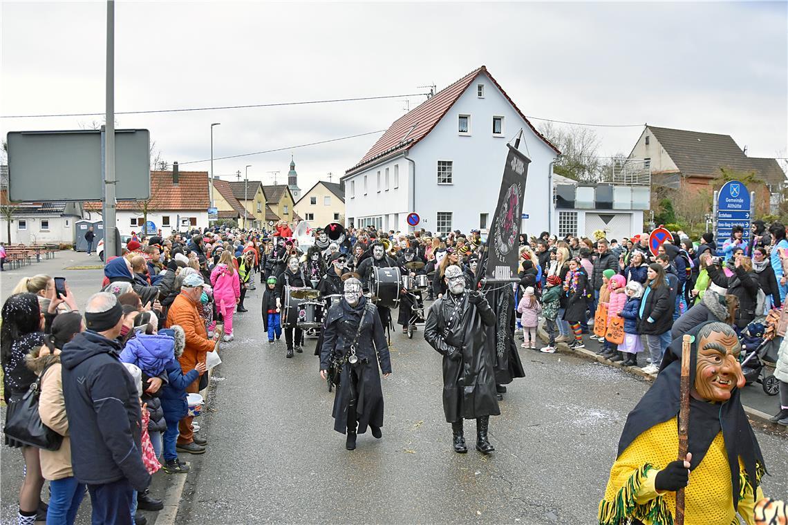 Die Guggenmusik-Gruppe XS-Excess machte Stimmung. Narrenwochenende in Althütte: ...