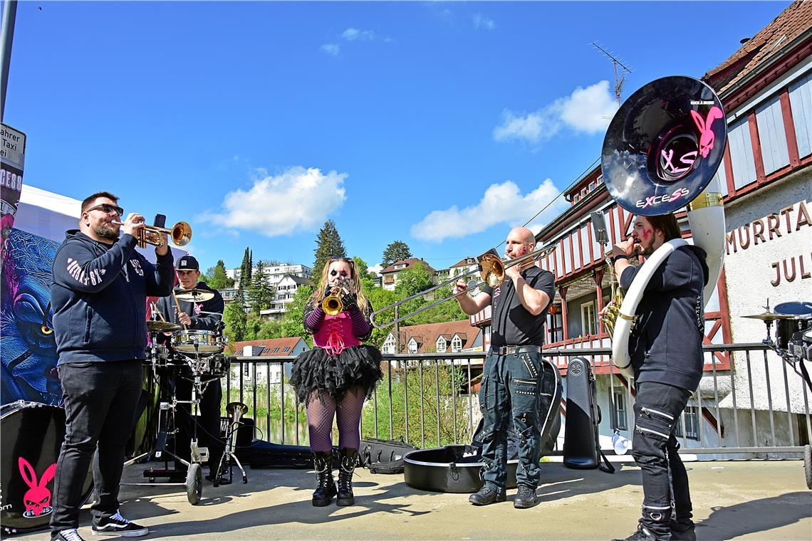 Die Guggenmusiker XS Excess heizen beim Tulpenfrühling ordentlich ein. Tulpenfrü...