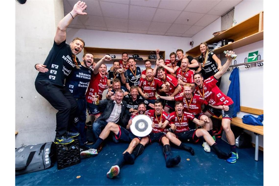 Die Gummersbacher sitzen nach Spielende niedergeschlagen am Spielfeldrand. Foto: Christoph Schmidt