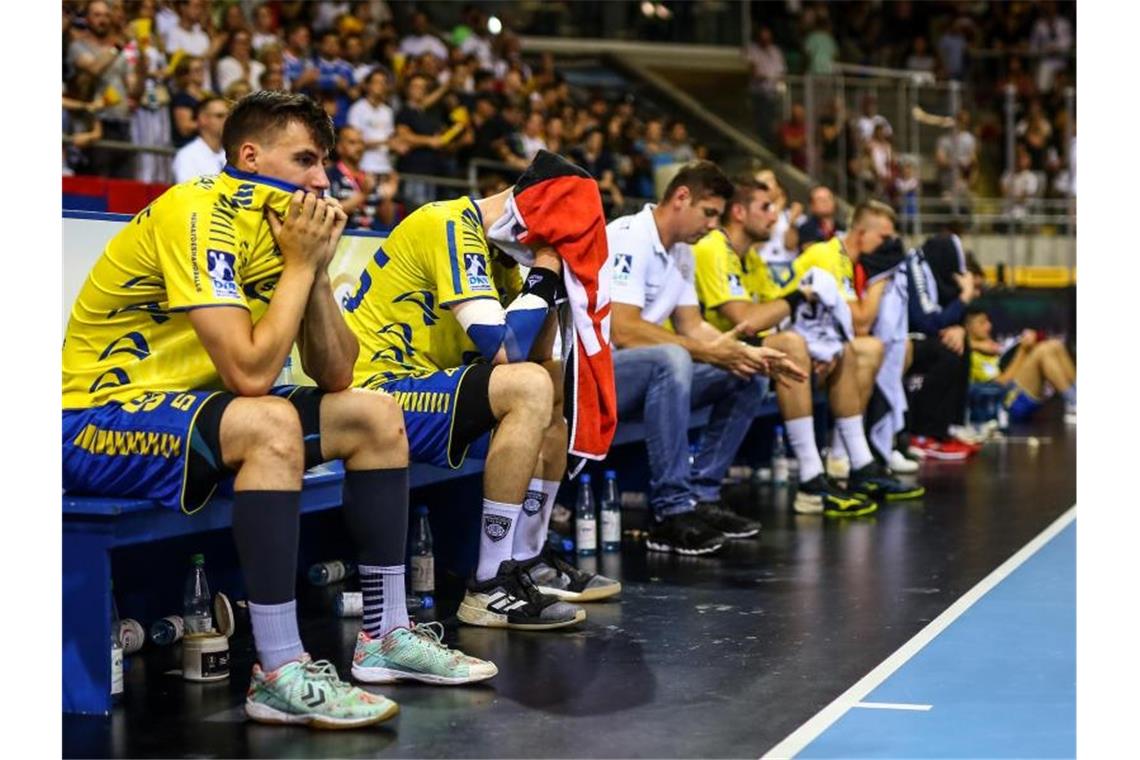 Herzschlagfinale: Flensburg jubelt, Gummersbach weint Die Gummersbacher sitzen nach Spielende niedergeschlagen am Spielfeldrand. Foto: Christoph Schmidt