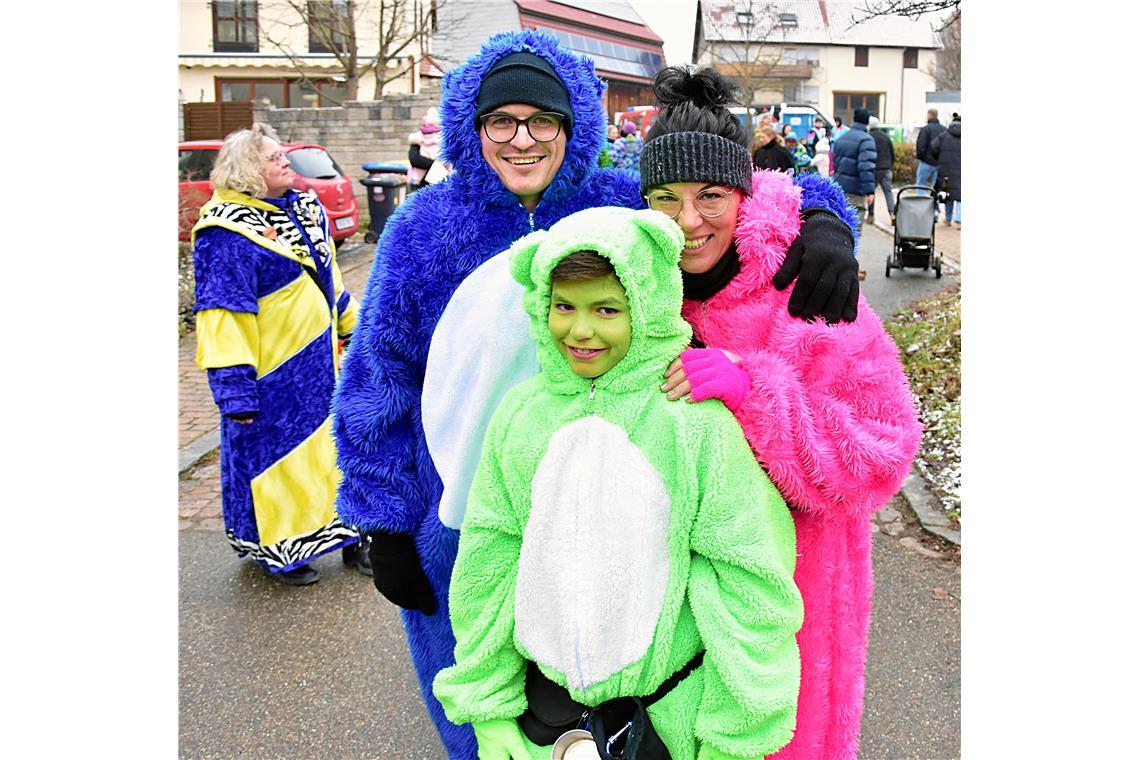 Die Gummibärenbande: Familie Pfau aus Rudersberg im plüschigen Gruppen-Outfit.
