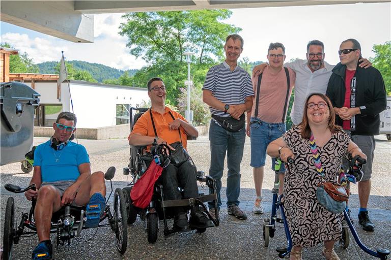 Die gut gelaunte Runde (von links) mit Marco Longobucco, Simon Maier, Bruno Pfeifer, Till Venrath, Wilhelm Schneck, Christian Wittmann und vorne Elke Tigli. Foto: Stefan Bossow