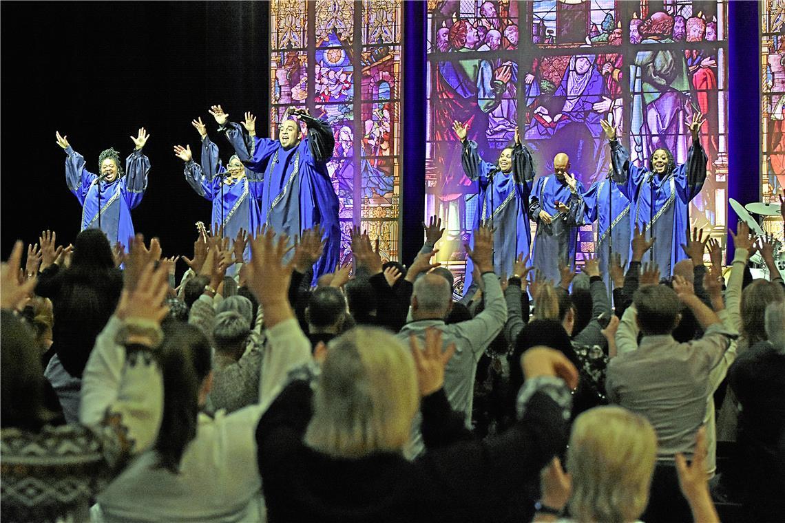 Mitreißendes Gospelkonzert im Backnanger Bürgerhaus Die gute Stimmung schwappt von der Bühne auf das Publikum über. Zu den bekannten Gospelhits singen die Zuschauerinnen und Zuschauer gerne mit. Fotos: Tobias Sellmaier