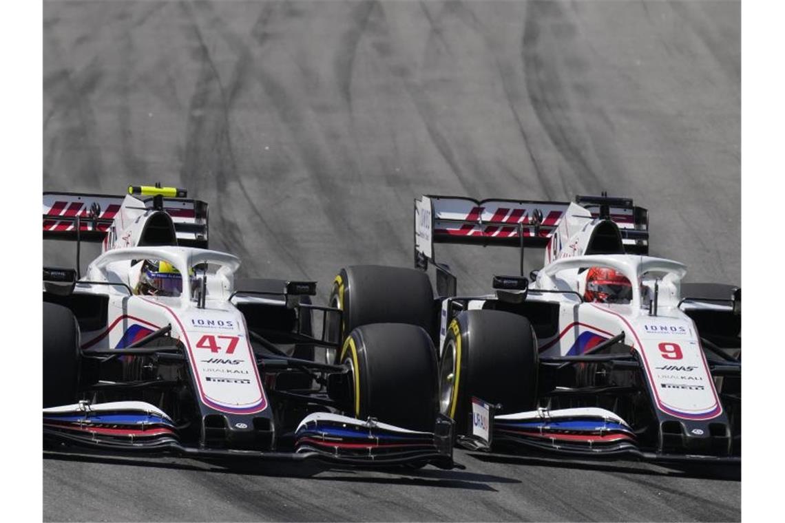 Hamilton schlägt in São Paulo gegen Verstappen zurück Die Haas-Piloten Mick Schumacher (l) und Nikita Masepin liefern sich ein enges Duell. Foto: Andre Penner/AP/dpa