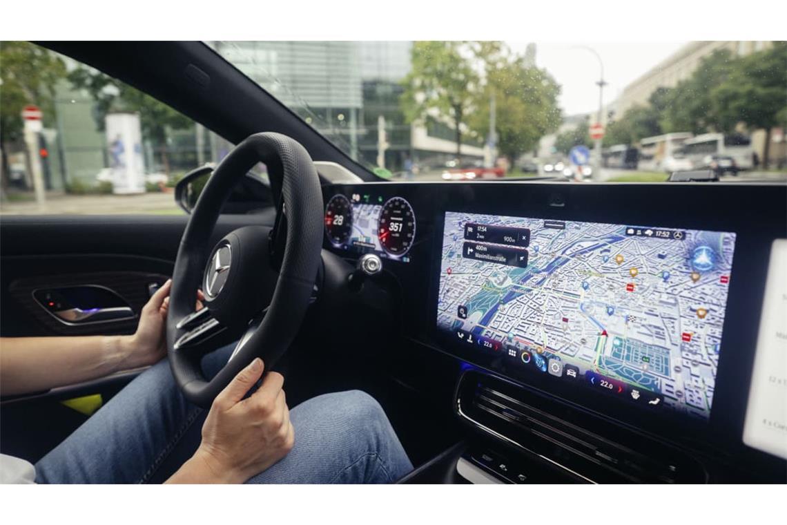 Die Hände sollten nah am Lenkrad bleiben: Mercedes bietet als erster Autohersteller Point-to-Point-Navigation in Deutschland an. Das Auto kann damit von A nach B fahren - der Fahrer muss dabei aber konstant aufmerksam sein und die Steuerung des Autos übernehmen können.