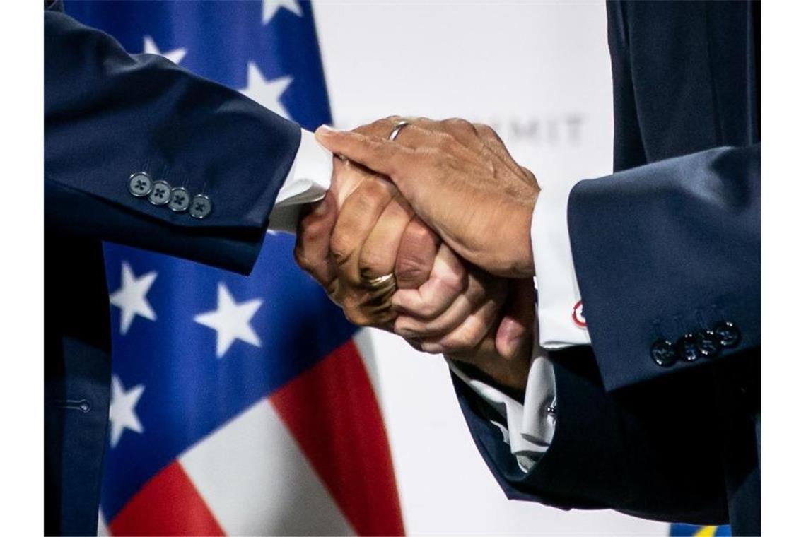 Die Hände von Donald Trump und Emmanuel Macron während der Abschlusspressekonferenz des Gipfels. Foto: Michael Kappeler