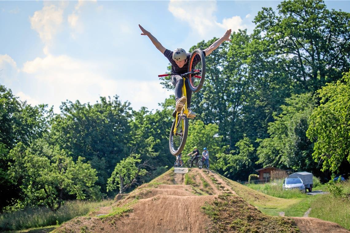Großes Engagement für hohe Sprünge Die Hände zum Himmel: Wer beim Dirt Jump zuschaut, dem stockt manchmal der Atem.