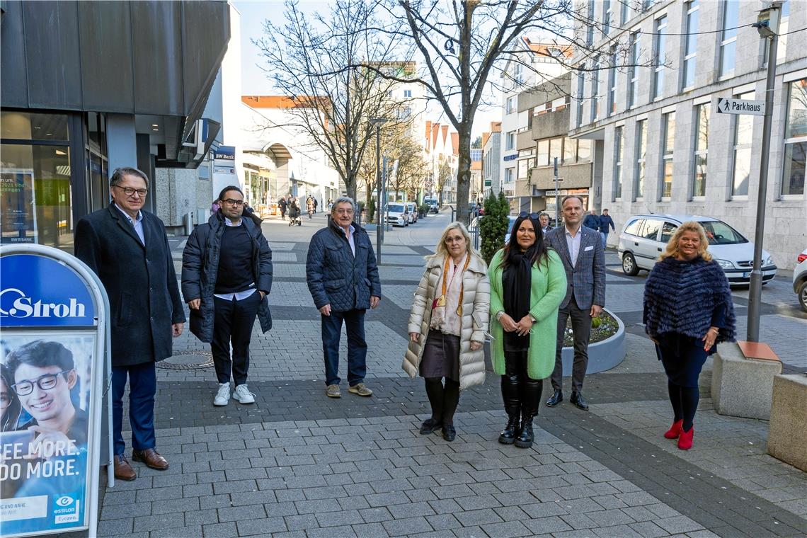 Die Händler und Gewerbetreibenden aus der Grabenstraße haben kein Verständnis für die Pläne der Stadtverwaltung (von links): Volksbank-Chef Jürgen Beerkircher, Steuerberater Navarone Fotoglidis, Apotheker Volker Müller, Karin Kübler-Fotoglidis (Eiscafé Portofino), Andrea Hailer (Ananas die Mode), Optiker Jochen Stroh und Stadträtin Charlotte Klinghoffer. Foto: A. Becher