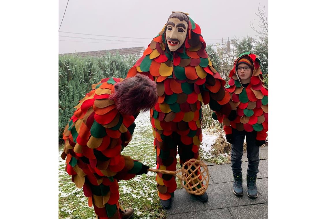 Die Häsmeisterin Anette Mertlik (links) von der Narrenzunft Althütte staubt die Kostüme der zwei Neumitglieder Carmine und Sam Pratz (rechts) ab. Foto: Nico DellOrzo