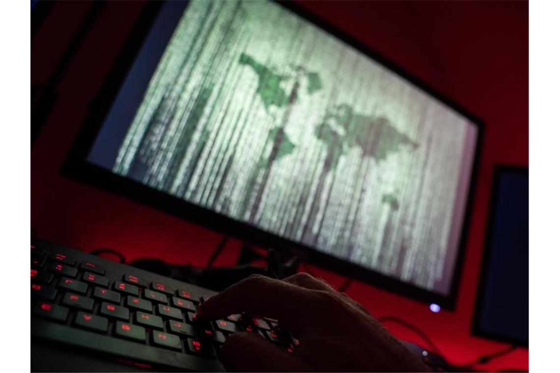 Die häufigste erfahrene Straftat Betrug beim Onlineshopping. Foto: Nicolas Armer/dpa/Symbolbild