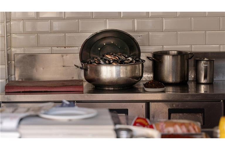 Die häufigsten Symptome bei Lebensmittelvergiftung sind Übelkeit, Erbrechen und Durchfall.