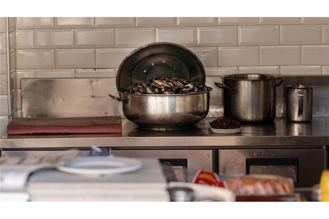 Die häufigsten Symptome bei Lebensmittelvergiftung sind Übelkeit, Erbrechen und Durchfall.