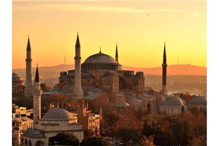 Die Hagia Sopia, aufgenommen kurz nach Sonnenaufgang. Das Istanbuler Wahrzeichen Hagia Sophia - einst Kirche, dann unter den Osmanen eine Moschee und von Republikgründer Atatürk 1934 säkularisiert und zum Museum gemacht - wird ab Freitag wieder als Moschee genutzt. Foto: picture alliance / Marius Becker/dpa