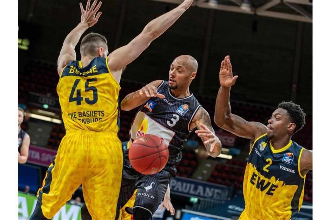 Beifall von Hoeneß für die Bayern - Crailsheim ist raus Die Hakro Merlins Crailsheim um Maurice Stuckey (M.) zeigten viel Herz, aber verloren erneut. Foto: Ulf Duda/fotoduda.de/BBL/Pool/dpa