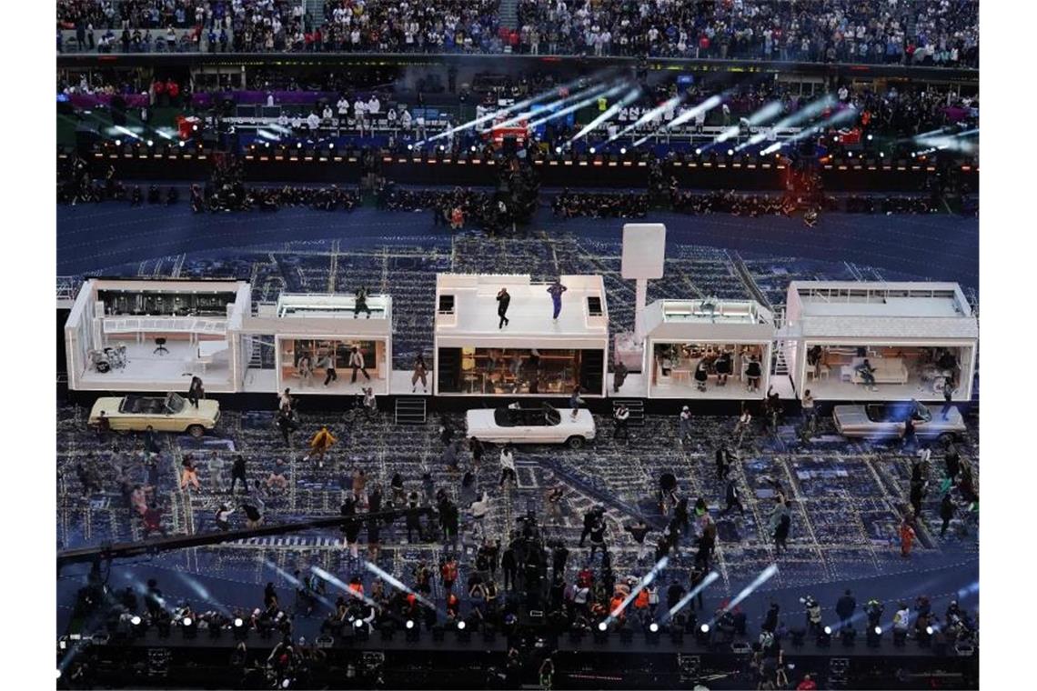 Happy End wie in Hollywood: Rams gewinnen Super Bowl Die Halbzeitshow mit Dr. Dre, Snoop Dogg, Eminem, Kendrick Lamar, Mary J. Blige und Überraschungsgast 50 Cent war spektakulär. Foto: Matt Rourke/AP/dpa