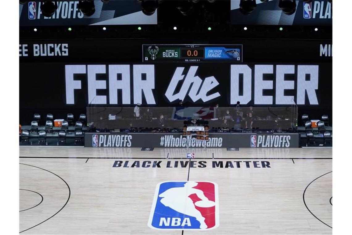 Die Halle blieb beim geplanten Spiel zwischen den Milwaukee Bucks und Orlando Magic auch auf dem Parkett leer. Foto: Ashley Landis/Pool AP/dpa
