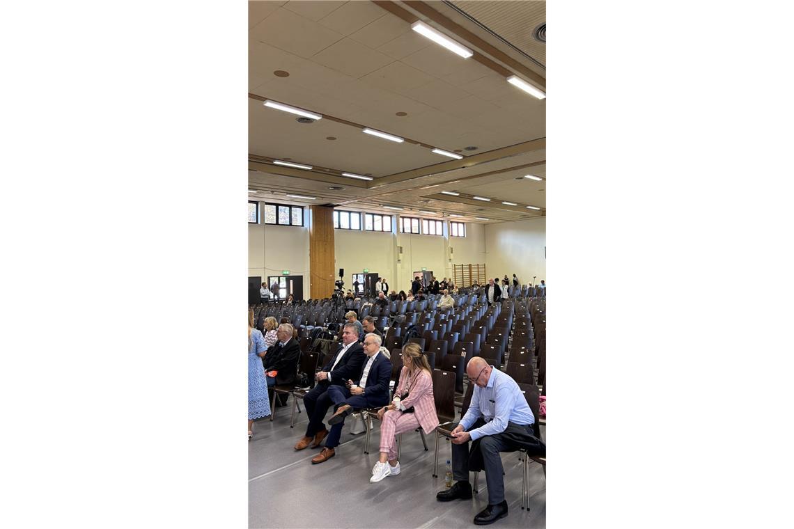 Palmer sieht nach Debatte mit AfD-Landeschef keinen Sieger Die Halle füllt sich nur sehr langsam, viele Plätze sind um 18.30 Uhr noch leer. Ob sich 19 Uhr als Startzeit halten lässt?