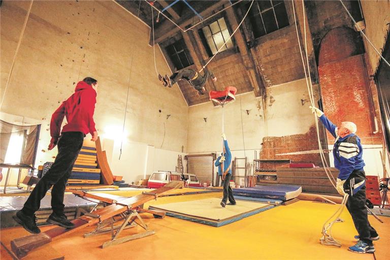Die Halle in der Fabrikstraße bietet den Rondos vor allem wegen ihrer stattlichen Höhe beste Bedingungen: Moritz Geyer (links) katapultiert Jakob Fischer in die Luft. Für die Sicherheit sorgt Wolfgang Schaal an den Seilen, den Sessel hält Routinier Roland Matena. Foto: A. Becher
