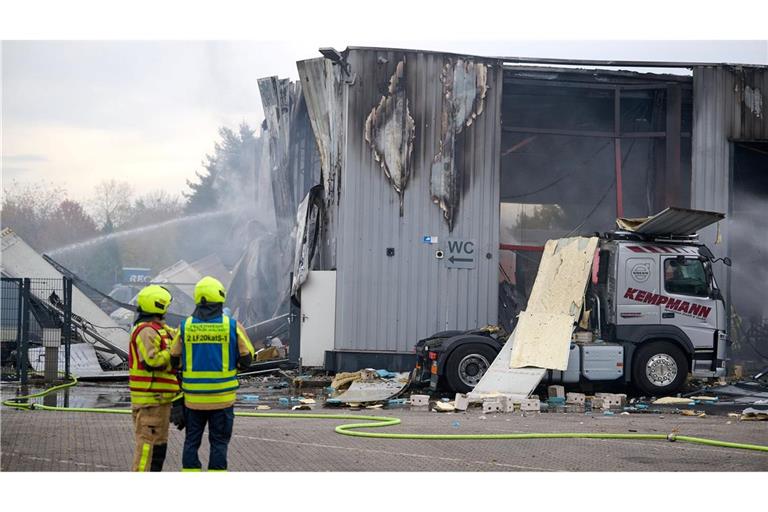 Vier Verletzte bei Explosion in Lkw-Werkstatt Die Halle wurde stark beschädigt.
