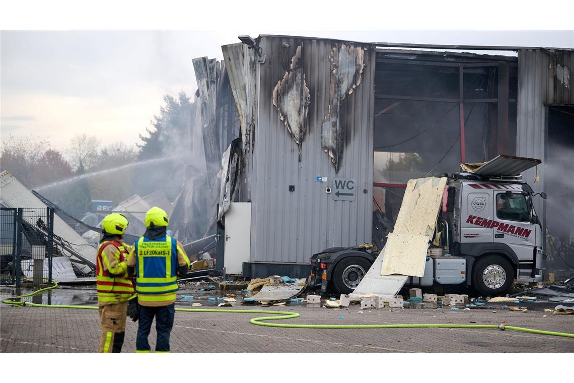 Explosion in Lkw-Werkstatt - zwei lebensgefährlich Verletzte Die Halle wurde stark beschädigt.