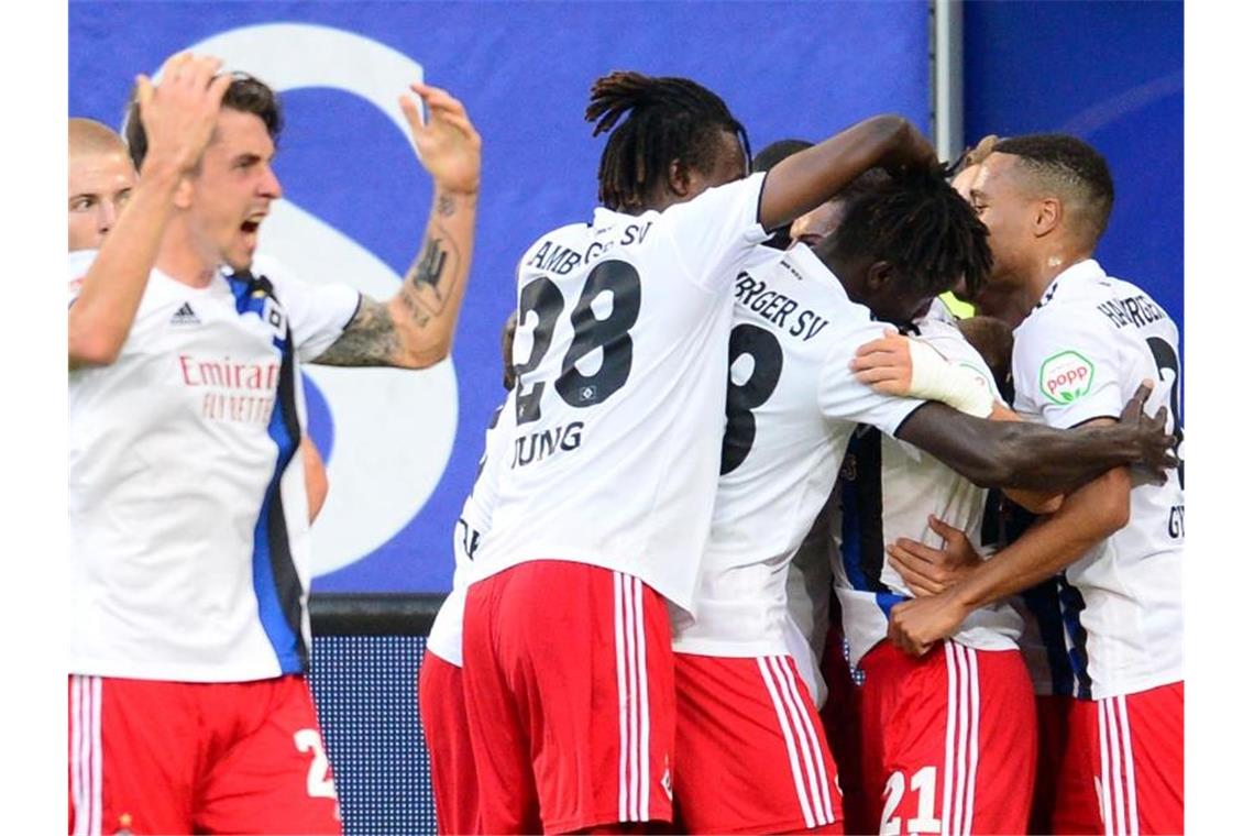 Die Hamburger bejubeln den Sieg gegen den VfL Bochum. Foto: Daniel Bockwoldt