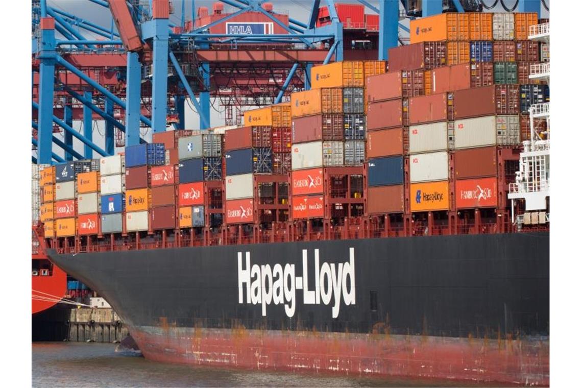 Die Hamburger Containerreederei Hapag-Lloyd erwartet trotz der Corona-Krise schwarze Zahlen. Foto: Christian Charisius/dpa