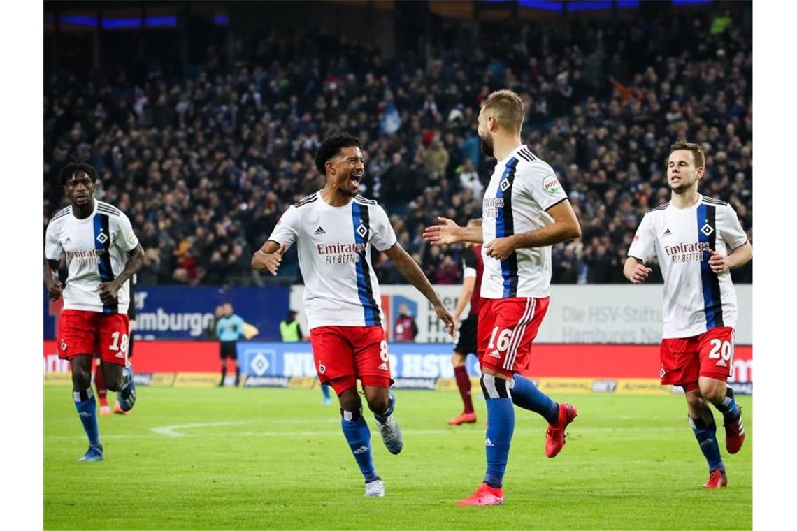 Die Hamburger feiern das 2:0 gegen den FC Nürnberg. Foto: Christian Charisius/dpa