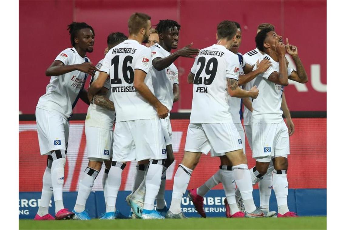 HSV feiert Kantersieg beim 1. FC Nürnberg Die Hamburger feiern das Tor zum 1:0 durch Jeremy Dudziak (r). Foto: Daniel Karmann