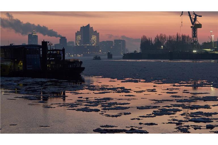Die Hamburger Feuerwehr hat einen Toten aus der Elbe geborgen. (Symbolbild)